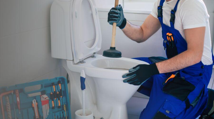 Local expert plumbing services in Banquete, TX